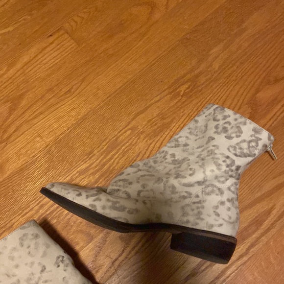 Matisse Eastside bootie size 10 leather back zip snow leopard pattern gray/white - Picture 4 of 14